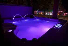 Great lake views, luxury hot tub - Image 2
