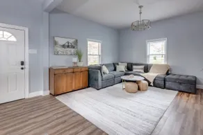Charming Periwinkle Cottage: Close to Downtown - Image 3