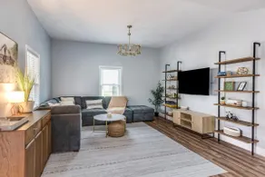 Charming Periwinkle Cottage: Close to Downtown - Image 2