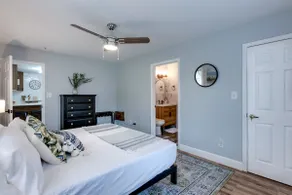Charming Periwinkle Cottage: Close to Downtown - Image 5