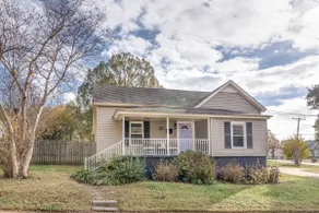 Charming Periwinkle Cottage: Close to Downtown - Image 4