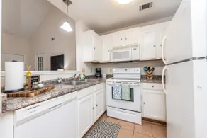 Sweet Southern Comfort w/ King bed and Garage - Image 5