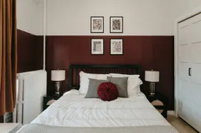 Squareview Stays - Modern Apartment on The Square - Image 5