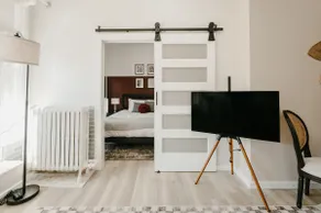 Squareview Stays - Modern Apartment on The Square - Image 4