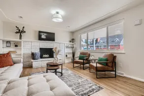 Winter Getaway! - Spacious/HOT TUB/BBQ/Central - Image 2