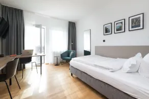 Apartment S - Queen bed and balcony - Image 4