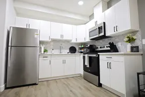 Queen Suite 20 Min from YEG Airport with Disney+ - Image 4