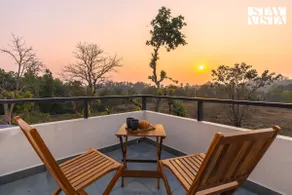 Luxe 2BR Zen Cottage w/Lawn, Chef & Wifi - Image 2