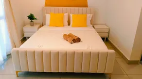 Modern White-Yellow 2BR5PAX Pool Stay near IOI/JPO - Image 4