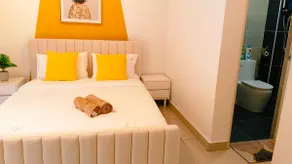 Modern White-Yellow 2BR5PAX Pool Stay near IOI/JPO - Image 3