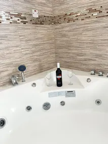 Simm's Estate lux with Jacuzzi - Image 4