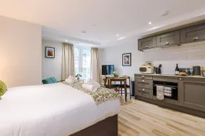 No.44 - Deluxe 2-Bedroom Duplex with Balcony - Image 5