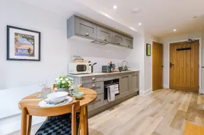 No.44 - Deluxe 2-Bedroom Duplex with Balcony - Image 2