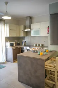 Convenient Central 3BR Apt Near Bus Terminus - Image 4