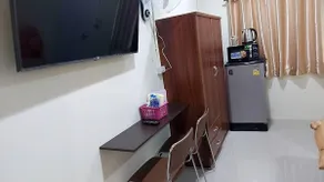 Private guest room near airport - Image 2