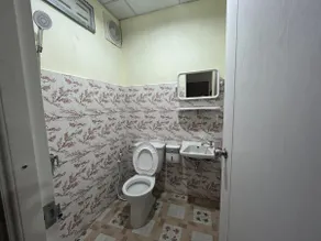 Private guest room near airport - Image 5