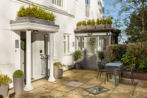 Fabulous ground floor apartment. - Image 2