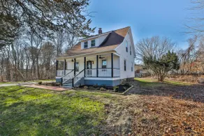 Great for Families Modern Farmhouse Near Shopping - Image 2