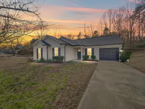 Fully Updated 3BR Ranch Escape—Near Airport/USNWC! - Image 5