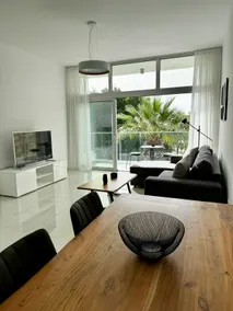 Seaside Bliss 1-Bed Apt - Image 2