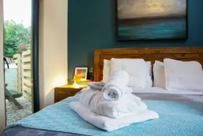 St Agnes coastal home, hot tub, by beach & pubs - Image 3
