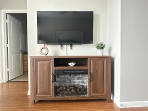 Modern, Upscale Apartment! City Centre - Image 5