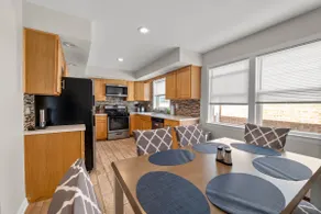 Cozy, Sunny, and Clean Apt 3 bd Free Parking - Image 2