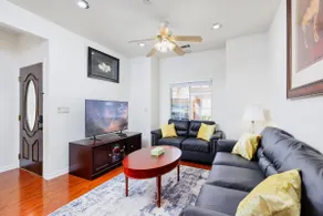 Quiet Family Home - 20 Minutes from Disneyland - Image 2