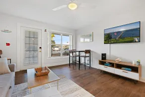 Coastal getaway near downtown - Image 4