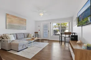 Coastal getaway near downtown - Image 2