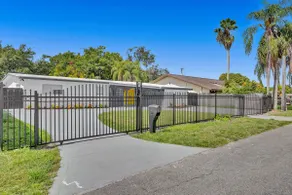 Luxe Villa | Heated Pool | 5BD 4BR| Aventura mall - Image 5