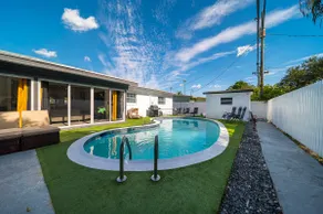 Luxe Villa | Heated Pool | 5BD 4BR| Aventura mall - Image 2