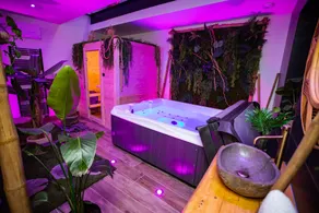 Loveroom and Spa getaway - Image 5
