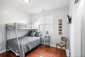 420 Lofty Apt, laundry, a block frm CTA - Image 5
