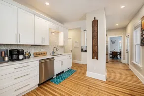 Downtown-2 King Beds-hot tub-Double Shower-Parking - Image 3
