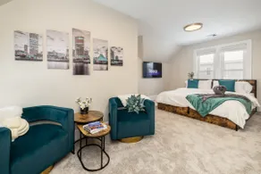 Downtown-2 King Beds-hot tub-Double Shower-Parking - Image 5
