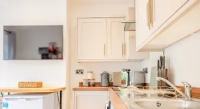 Modern Flat in City Centre with Garden - Image 5