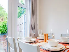 Modern Flat in City Centre with Garden - Image 4