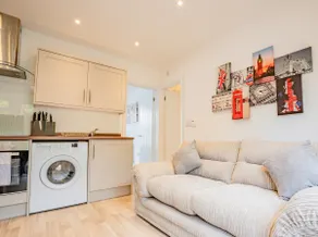Modern Flat in City Centre with Garden - Image 3