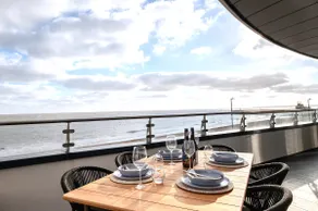 Stunning Beach Front Apartment with Sea views, FREE Parking & Balcony - Image 4