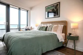 Stunning Beach Front Apartment with Sea views, FREE Parking & Balcony - Image 3