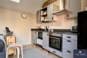 The Yard: Rustic guest house in Malvern - Image 3