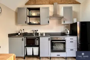 The Yard: Rustic guest house in Malvern - Image 4
