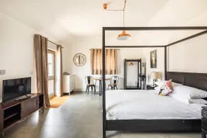 Stylish Studio Apartment set in Tranquil Courtyard - Image 3