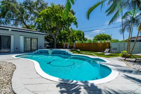 Heated Pool Tropical Backyard 3 Bedrooms 12 min to the Ocean - Image 3