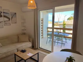 Cozy 2-bedroom beachfront apartment, pool, parking - Image 2