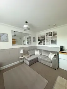 Flat in Reading • Parking • Walk to Town & Rail - Image 3