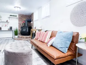 The Red Fern Suite w/HotTub, Garage & Kitchenette - Image 4