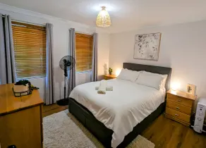 Two Bed Villa, steps to famous cafe and bar strip - Image 3