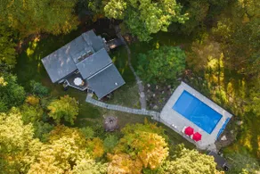 Luxury Woodland Cabin w/ Pool near Warwick - Image 2